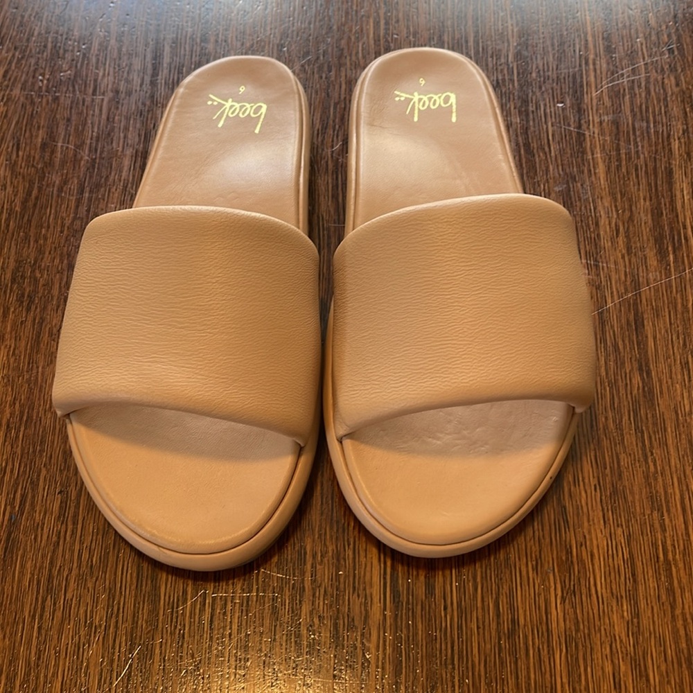 Beek Puffbird Soft Leather Slides Sandals Beach Tan Memory Foam Insole 6 NEW